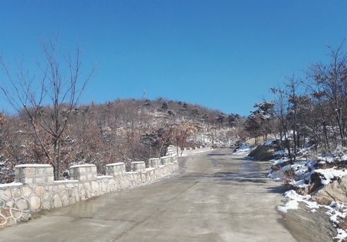 湖北有一生态旅游区,景色俊秀雄伟,入眼所见全是险峻山势